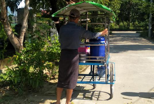 ကိုဗစ်ကာလအတွင်း လွန်စွာများပြားလာသည့် လက်တွန်းလှည်းစျေးသည်များအနက် တစ်ဦးကို မြို့နယ်တစ်ခုအတွင်း တွေ့ရစဉ် (ဓာတ်ပုံ-ဇော်ဇော်အောင်)