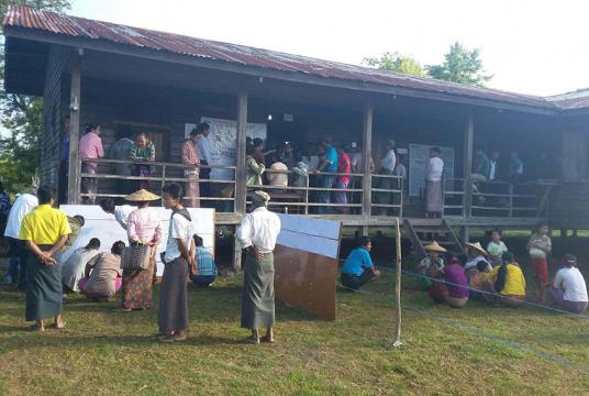 ၂၀၁၅ အထွေထွေရွေးကောက်ပွဲတွင် ကယားပြည်နယ် ဘောလခဲမြို့နယ်ရှိ မဲရုံတစ်ရုံတွင် မဲပေးရန် စောင့်ဆိုင်းနေသူများကို တွေ့ရစဉ်