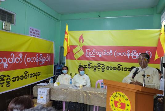 စက်တင်ဘာ ၅ ရက်က ဗဟန်းမြို့နယ် ပြည်သူ့ပါတီရုံးဖွင့်ပွဲတွင် အမှာစကားပြောကြားနေသည့် ဦးကိုကိုကြီးအား တွေ့ရစဉ်