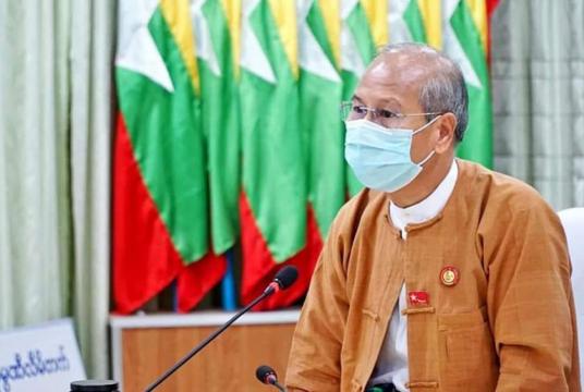 မကွေးတိုင်းဝန်ကြီးချုပ်ဟောင်း ဒေါက်တာအောင်မိုးညိုအား အခမ်းအနားတစ်ခုတွင် တွေ့ရစဉ်