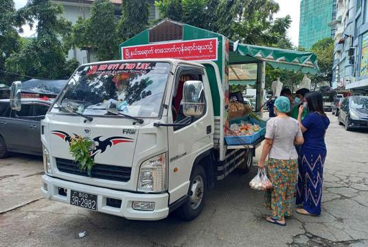 ရပ်ကွက်များအတွင်း  စားသောက်ကုန်များကို စျေးရောင်းကားဖြင့် ရောင်းချပေးနေစဉ် (ဓာတ်ပုံ-ကုန်သည်စက်မှုအသင်းချုပ်)