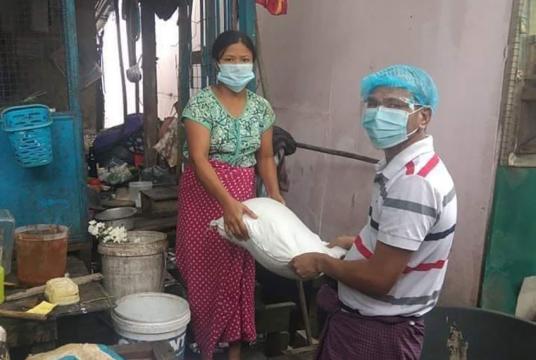 စက်မှုတက္ကသိုလ်မှ ကျောင်းသူကျောင်းသားဟောင်းကြီးများက သန်လျင်မြို့နယ်တွင် မရှိနွမ်းပါးသူများအား အိမ်တိုင်ရာရောက် ဆန်များထောက်ပံ့လှူဒါန်းနေစဉ်