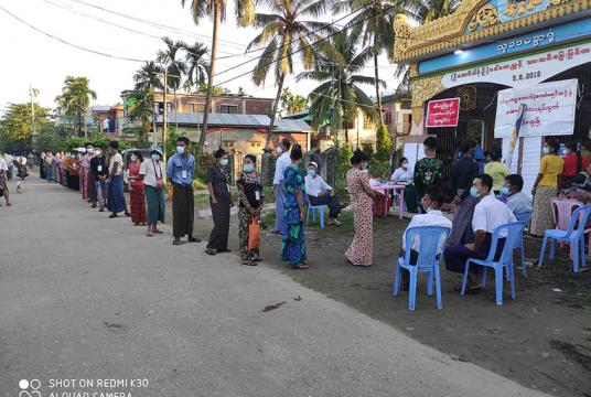 နိုဝင်ဘာ ၈ ရက်က ပြုလုပ်သည့် ၂၀၂၀ အထွေထွေရွေးကောက်ပွဲတွင် ရခိုင်ပြည်နယ် စစ်တွေမြို့၌ မဲပေးရန် စောင့်ဆိုင်းနေသူများကို တွေ့ရစဉ် (ဓာတ်ပုံ-သန်းလှိုင်)