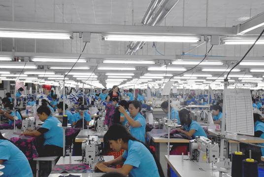 ရန်ကုန်မြို့ရှိ အထည်ချုပ်စက်ရုံလုပ်ငန်းခွင်တစ်ခုကိုတွေ့ရစဉ်