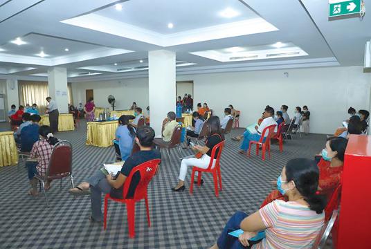 COVID-19 Fund မှ ချေးငွေရရှိရန် လျှောက်ထားနေသူများကို ဧပြီလအတွင်းကတွေ့ရစဉ် (ဓာတ်ပုံ-ကုန်သည်စက်မှုအသင်းချုပ်)