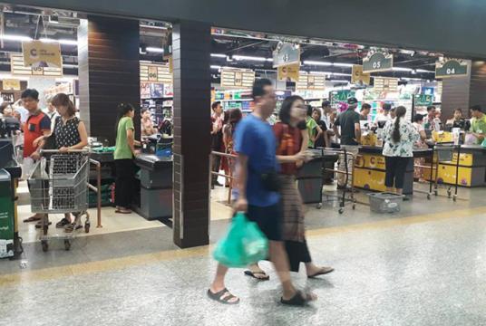 ရန်ကုန်မြို့ရှိ Shopping Mall တစ်ခုတွင် စျေးဝယ်နေကြသူများကို တွေ့ရစဉ် (ဓာတ်ပုံ- စည်သူအောင်)
