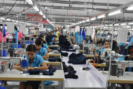 ရန်ကုန်မြို့ရှိ အထည်ချုပ်စက်ရုံလုပ်ငန်းခွင်တစ်ခုကို ယခင်နှစ်အတွင်းက တွေ့ရစဉ် (ဓာတ်ပုံ- ဇေယျာငြိမ်း)