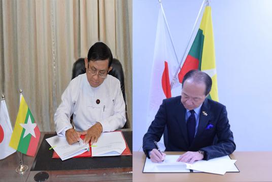 မြန်မာ-ဂျပန်နှစ်နိုင်ငံတာဝန်ရှိသူများ ချေးငွေစာချုပ်အား လက်မှတ်ရေးထိုးစဉ် (ဓာတ်ပုံ-JICA)