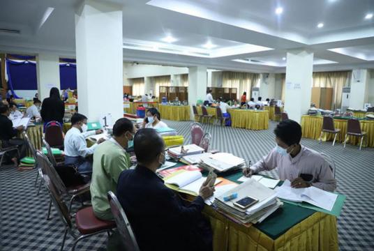 COVID-19 ချေးငွေရရှိရန် လာရောက်လျှောက်ထားခဲ့သူများကို တွေ့ရစဉ် (ဓာတ်ပုံ-ကုန်သည်စက်မှုအသင်းချုပ်)