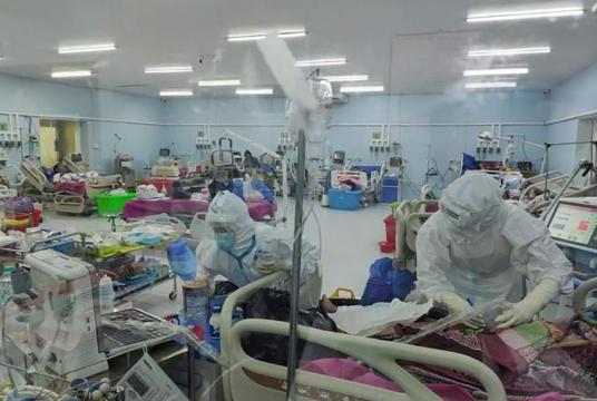 COVID-19 ပိုးတွေ့လူနာများအနက် ရောဂါပြင်းထန်၍ ICU ၌ ကြပ်မတ်ကုသနေရသည့် လူနာများကိုတွေ့ရစဉ် (ဓာတ်ပုံ-ကျန်းမာရေးနှင့် အားကစားဝန်ကြီးဌာန)