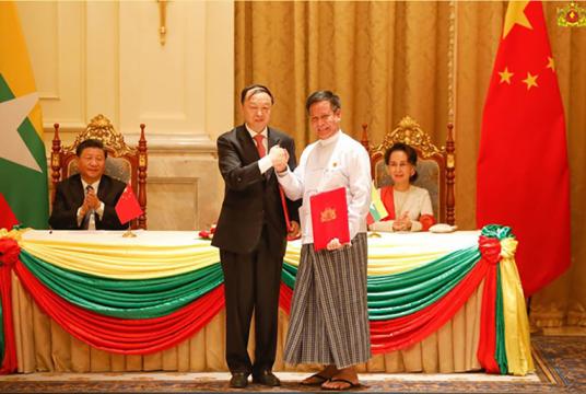 ကျောက်ဖြူအထူးစီးပွားရေးဇုန် ရေနက်ဆိပ်ကမ်းစီမံကိန်းဆိုင်ရာ သဘောတူစာချုပ်နှင့် အစုရှယ်ယာများနှင့် သက်ဆိုင်သော သဘောတူစာချုပ်နှစ်ခုကို အပြန်အလှန်လဲလှယ်နေသော စီးပွား/ကူးသန်း ဒုတိယဝန်ကြီး ဦးအောင်ထူးနှင့် တရုတ်နိုင်ငံ CITIC Consortium Port Investment Limited ဥက္ကဋ္ဌ မစ္စတာချန်ကျန့်မင်တို့ကို တွေ့ရစဉ်