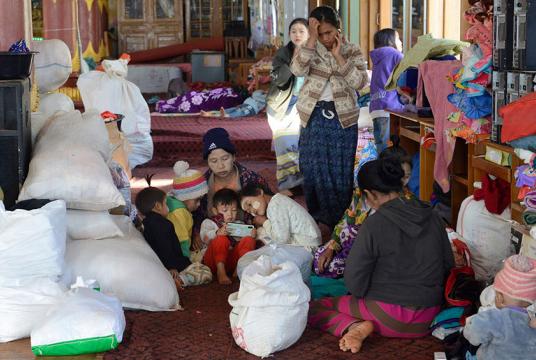 တိုက်ပွဲများကြောင့် မိမိတို့နေထိုင်ရာ ကျေးရွာများကိုစွန့်ကာ ထွက်ပြေးတိမ်းရှောင်လာခဲ့ကြရသည့် တိုက်ပွဲရှောင်များအား ဇန်နဝါရီ ၃၀ ရက်က ကျောက်မဲမြို့ တိုက်ပွဲရှောင်စခန်းများတွင် တွေ့ရစဉ် (ဓာတ်ပုံ-စိုင်းထွန်းနေလှိုင်)
