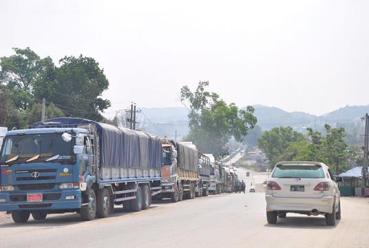 ကုန်တင်ယာဉ်များကို တရုတ်နိုင်ငံက တင်းကျပ်မှုကြောင့် မူဆယ်မြို့တွင် ကုန်တင်ယာဉ်ကြီးများ တန်းစီစောင့်ဆိုင်းနေရသည်ကို မေ ၂၁ ရက်က တွေ့ရစဉ်