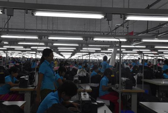 ရန်ကုန်မြို့ရှိ အထည်ချုပ်စက်ရုံလုပ်ငန်းခွင်တစ်ခုကို တွေ့ရစဉ်(ဓာတ်ပုံ-ဇေယျာငြိမ်း)