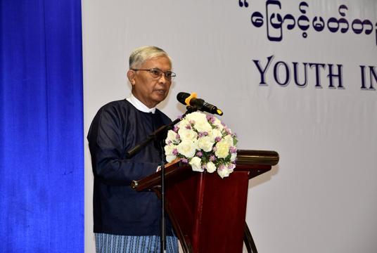 ၂၀၁၉ ခုနှစ် နိုဝင်ဘာလအတွင်းက မန္တလေးမြို့တွင် ပြုလုပ်သည့် ဖြောင့်မတ်တည်ကြည်မှု လူငယ်စခန်း ဖွင့်ပွဲအခမ်းအနားတွင် အမှာစကားပြောကြားနေသည့် ကော်မရှင်ဥက္ကဋ္ဌဟောင်း ဦးအောင်ကြည်အား တွေ့ရစဉ်