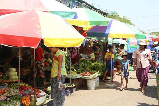 ရန်ကုန်မြို့ရှိ စားသောက်ကုန်များရောင်းချသော စျေးတန်းတစ်ခုကို တွေ့ရစဉ် (ဓာတ်ပုံ- ကြည်နိုင်)