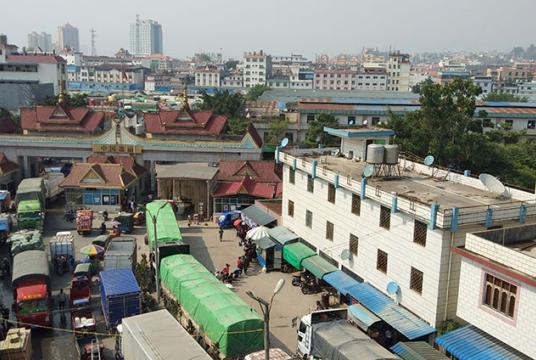 မြန်မာ-တရုတ်နယ်စပ် မူဆယ်မြို့ နှစ်နိုင်ငံ ပြည်ဝင်ပြည်ထွက်စစ်ဆေးရေး မန်းဝန်းဂိတ်တွင် ကုန်စည်ဖြတ်သန်းနေမှုကို တွေ့ရစဉ် (ဓာတ်ပုံ- ပြည့်စုံ-မူဆယ်)