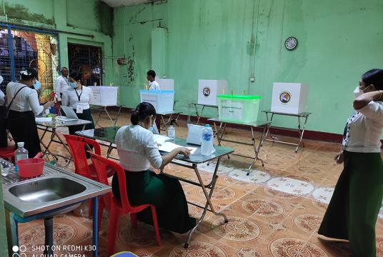 နိုဝင်ဘာ ၈ ရက်က ကျင်းပသည့် အထွေထွေရွေးကောက်ပွဲတွင် စစ်တွေမြို့ရှိ မဲရုံတစ်ရုံကို တွေ့ရစဉ် (ဓာတ်ပုံ-သန်းလှိုင်)