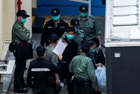 တရားစွဲခံထားရသော ဟောင်ကောင်ဒီမိုကရေစီအရေး တက်ကြွလှုပ်ရှားသူ ဂျိုရွှာဝေါင်(လယ်) ကို Lai Chi Kok အကျဉ်းထောင်သို့ ခေါ်ဆောင်နေပုံကို မတ် ၂ ရက်၌ တွေ့ရစဉ်(Photo:AFP)