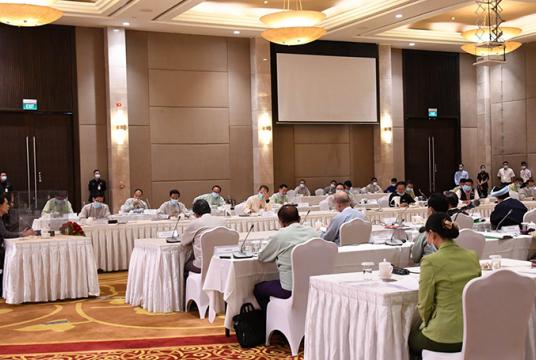 နေပြည်တော်ရှိ သင်္ဂဟဟိုတယ်၌ သြဂုတ် ၁၁ ရက်က နိုင်ငံတော်၏အတိုင်ပင်ခံပုဂ္ဂိုလ်နှင့်  ကိုယ်ပိုင်အုပ်ချုပ်ခွင့်ရတိုင်း၊ ဒေသဦးစီးအဖွဲ့ဥက္ကဋ္ဌများ၊ နေပြည်တော်ကောင်စီနယ်မြေ၊ တိုင်းဒေသကြီးနှင့်  ပြည်နယ်အုပ်ချုပ်ရေးမှူးများ တွေ့ဆုံပွဲပြုလုပ်စဉ်