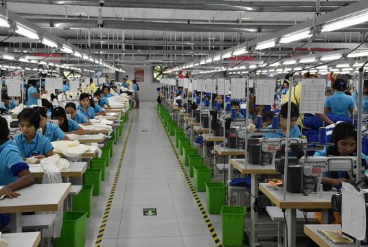 ရန်ကုန်မြို့ စက်မှုဇုန်တစ်ခုရှိ အထည်ချုပ်လုပ်ငန်းခွင်တစ်ခုကို တွေ့ရစဉ် (ဓာတ်ပုံ- ဇေယျာငြိမ်း)