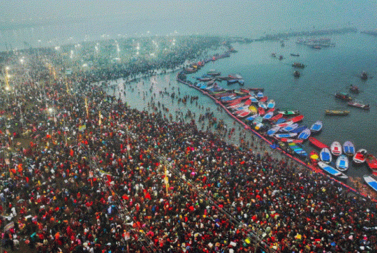 Kumbh Mela ပွဲတော်အစနေ့ ဇန်နဝါရီ ၁၃ ရက်တွင်  ပါဝင်ဆင်နွှဲနေကြသည့် ဟိန္ဒူဘာသာဝင်များအား တွေ့မြင်ရစဉ်(Photo: AFP)