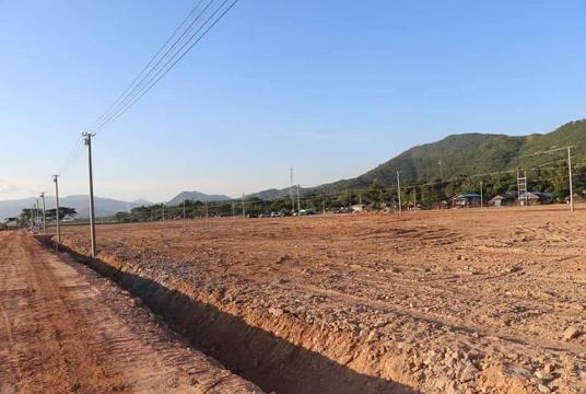 ပေါင်မြို့နယ် မလတ်တောင် ပြိုကျ၍ ထိခိုက်နစ်နာခဲ့သည့် ဒေသခံများကို ပြန်လည်နေရာချထားမည့်နေရာကို တွေ့ရစဉ်