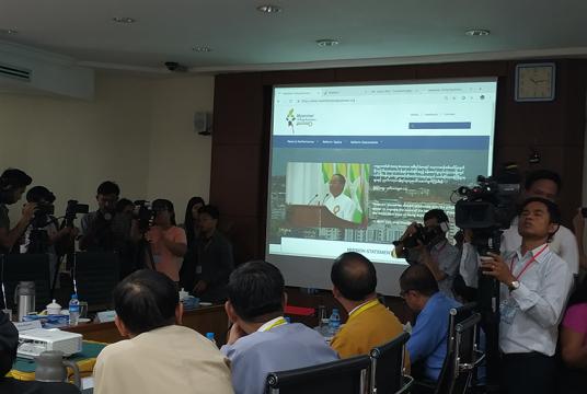  ဒုတိယသမ္မတဦးမြင့်ဆွေနှင့် လုပ်ငန်းရှင်များတွေ့ဆုံပွဲတွင် သတင်းရယူနေသော သတင်းထောက်များကို တွေ့ရစဉ် (ဓာတ်ပုံ-ဖြိုးဝေ)
