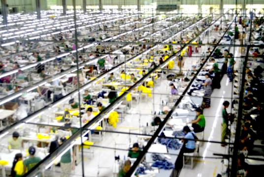 ရန်ကုန်မြို့ရှိ အထည်ချုပ်စက်ရုံလုပ်ငန်းခွင်တစ်ခုကို တွေ့ရစဉ်