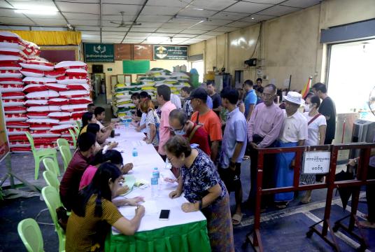 ရန်ကုန်မြို့ဝါးတန်းဆန်ကုန်စည်ဒိုင်၌ ဆန်လာရောက်ဝယ်ယူနေသူများကို သြဂုတ် ၈ ရက်က တွေ့ရစဉ်(ဓာတ်ပုံ-ကြည်နိုင်)