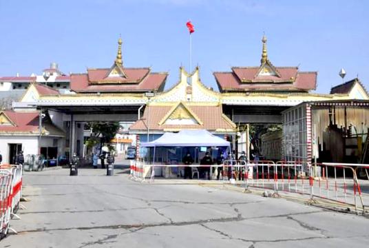 မြန်မာ-တရုတ်နယ်စပ်ဂိတ်တစ်ခုကို တွေ့ရစဉ်