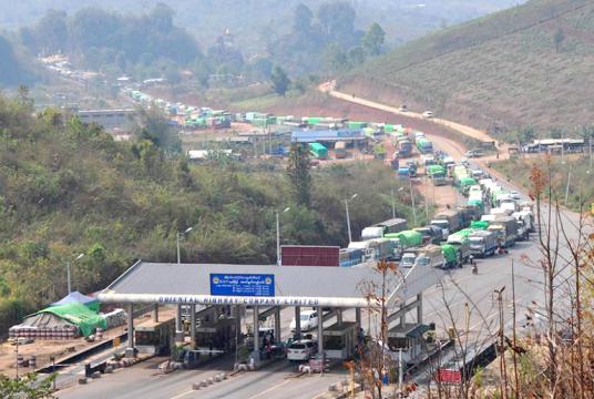 မန္တလေး-မူဆယ်လမ်းပိုင်းတွင် သွားလာနေသော ကုန်တင်ယာဉ်များကို တွေ့ရစဉ်