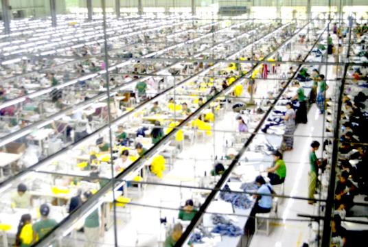 ရန်ကုန်မြို့ရှိ အထည်ချုပ်စက်ရုံလုပ်ငန်းခွင်တစ်ခုကို တွေ့ရစဉ်