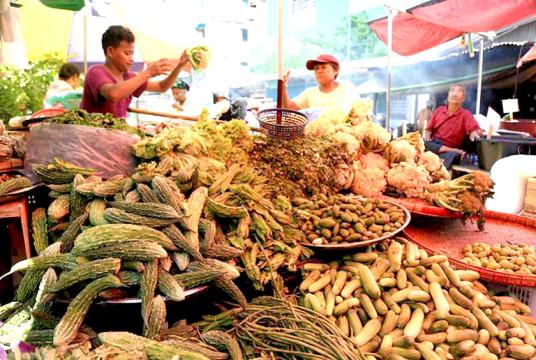 အခြေခံစားသောက်ကုန်များရောင်းချရာ ရန်ကုန်မြို့ရှိ စျေးတစ်ခုကို တွေ့ရစဉ်