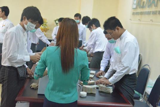 ရန်ကုန်မြို့ရှိ  ပုဂ္ဂလိကဘဏ်ခွဲတစ်ခုတွင် ငွေရေးကြေးရေးလုပ်ငန်းများ ဆောင်ရွက်နေမှုကို ယခင်နှစ်များက တွေ့ရစဉ်