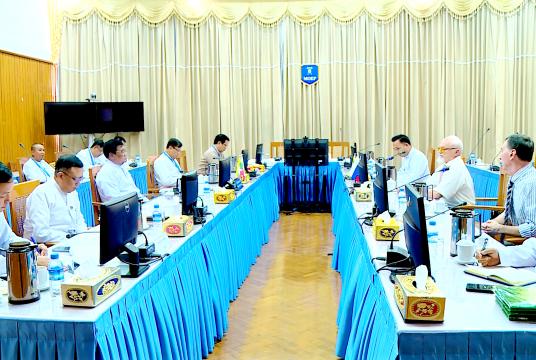 နှစ်နိုင်ငံတာဝန်ရှိသူများ ဆွေးနွေးစဉ်