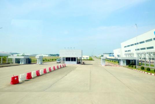 နိုင်ငံတကာမှလုပ်ငန်းရှင်များ ဝင်ရောက်လုပ်ကိုင်နေသည့် သီလဝါအထူးစီးပွားရေးဇုန်ကို တွေ့ရစဉ် (ဓာတ်ပုံ-သီဟအောင်)