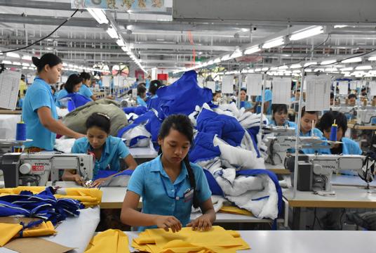 ရန်ကုန်မြို့ရှိ အထည်ချုပ်စက်ရုံလုပ်ငန်းခွင်တစ်ခုကို တွေ့ရစဉ် (ဓာတ်ပုံ-ဇေယျာငြိမ်း)