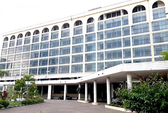 ရန်ကုန်မြို့ရှိ မြန်မာနိုင်ငံတော်ဗဟိုဘဏ်ရုံးကိုတွေ့ရစဉ်