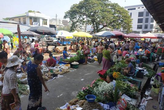 ရန်ကုန်မြို့ရှိ  စျေးတစ်ခုကို တွေ့ရစဉ် (ရှိုင်းလင်းအောင်)