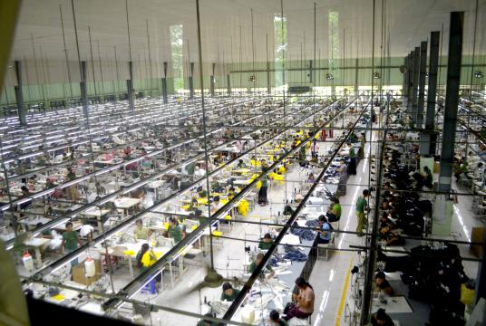 ရန်ကုန်မြို့ရှိ အထည်ချုပ်စက်ရုံလုပ်ငန်းခွင်တစ်ခုကို တွေ့ရစဉ်