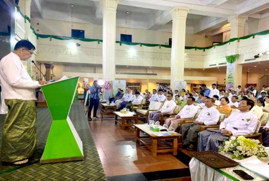 ရန်ကုန်စတော့ အိပ်ချိန်းတွင် MAEX အား စာရင်းဝင်ကုမ္ပဏီအဖြစ် လက်ခံသည့် အခမ်းအနားကို တွေ့ရစဉ်