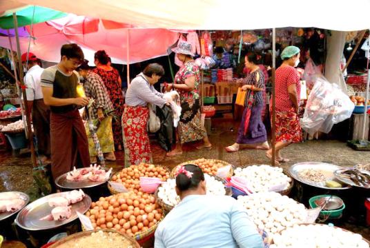 အခြေခံစားသောက်ကုန်များရောင်းချရာ ရန်ကုန်မြို့ရှိ စျေးတစ်ခုကို တွေ့ရစဉ်