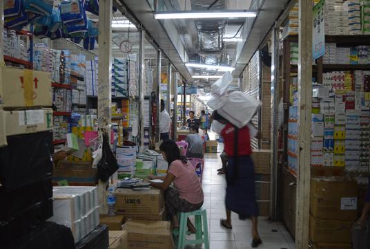 ရန်ကုန်မြို့ ရွှေပြည့်စုံစျေးရှိ ဆေးပစ္စည်းများရောင်းချရာဆိုင်တစ်ခုကို တွေ့ရစဉ်