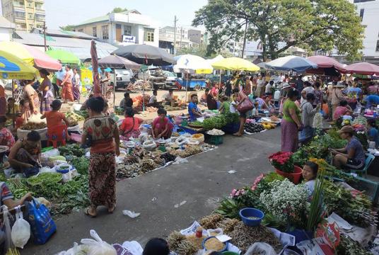 ရန်ကုန်မြို့ရှိ အခြေခံစားသောက်ကုန်များရောင်းချရာ စျေးတစ်ခုကို တွေ့ရစဉ်