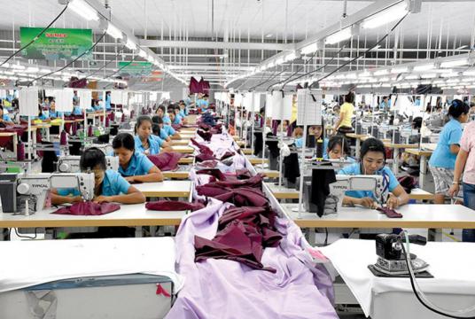 ရန်ကုန်မြို့ရှိ အထည်ချုပ်စက်ရုံလုပ်ငန်းခွင်တစ်ခုကို တွေ့ရစဉ်(ဓာတ်ပုံ-ဇေယျာငြိမ်း)