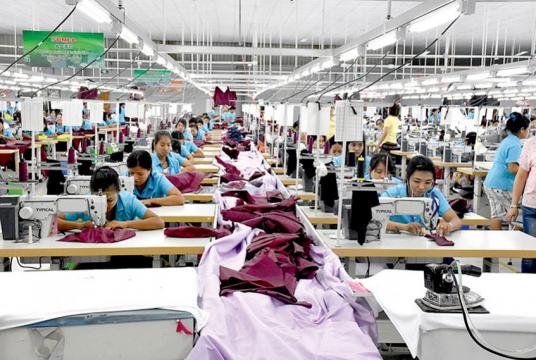  ရန်ကုန်မြို့ရှိ အထည်ချုပ်စက်ရုံလုပ်ငန်းခွင်တစ်ခုကို တွေ့ရစဉ် (ဓာတ်ပုံ-ဇေယျာငြိမ်း)