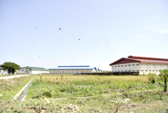 ကုန်ထုတ်စက်ရုံများ လည်ပတ်နေသော ရန်ကုန်မြို့ရှိ စက်မှုဇုန်တစ်ခုကိုတွေ့ရစဉ်