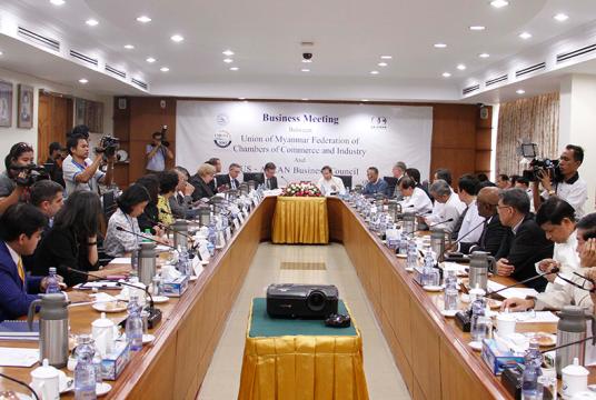 အမေရိကန်-မြန်မာ စီးပွားရေး ဆွေးနွေးပွဲ  စက်တင်ဘာ ၃၀ ရက်က ကျင်းပနေမှုကို တွေ့ရစဉ် (ဓာတ်ပုံ-ကုန်သည်စက်မှု အသင်းချုပ်)