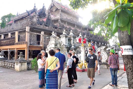   မန္တလေးမြို့ ရွှေနန်းတော်ကျောင်းသို့ လာရောက်လေ့လာနေကြသည့် နိုင်ငံခြားသားခရီးသွားများကို တွေ့ရစဉ် (ဓာတ်ပုံ-ဌေးလှအောင်)